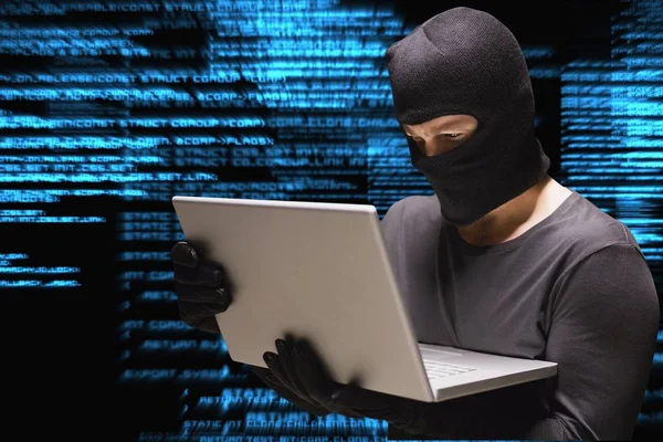 Cyber-Kriminelle hacken vor Matrix-Code-Hintergrund von Laptop — Stockfoto