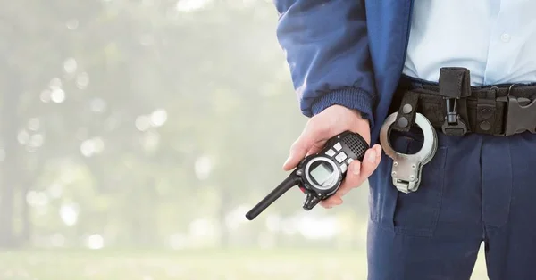 Security-Mann draußen vor hellem Hintergrund Naturpark — Stockfoto