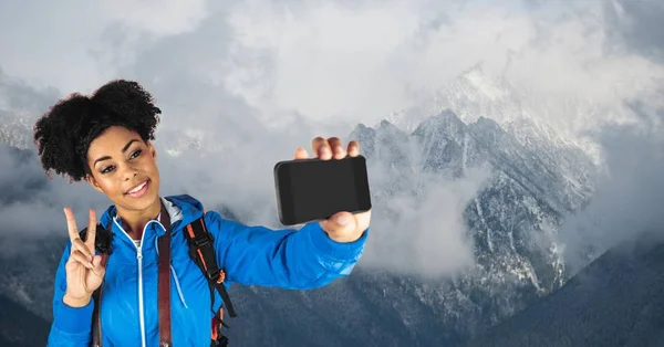 Hipster tomando selfie y gestos signo de paz mientras está de pie —  Fotos de Stock