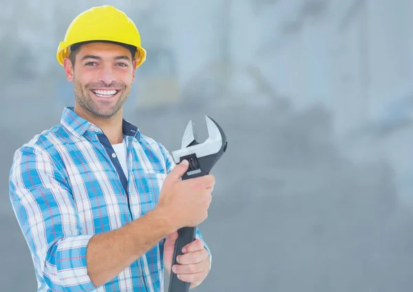 Trabajador de construcción con llave inglesa —  Fotos de Stock