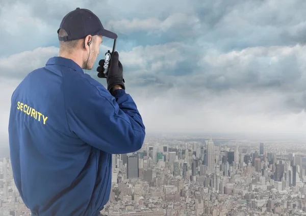 Achterkant bewaker met walkie talkie tegen skyline en wolken — Stockfoto