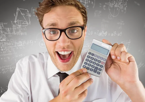 Hombre sonriendo con calculadora contra garabatos blancos y fondo gris —  Fotos de Stock