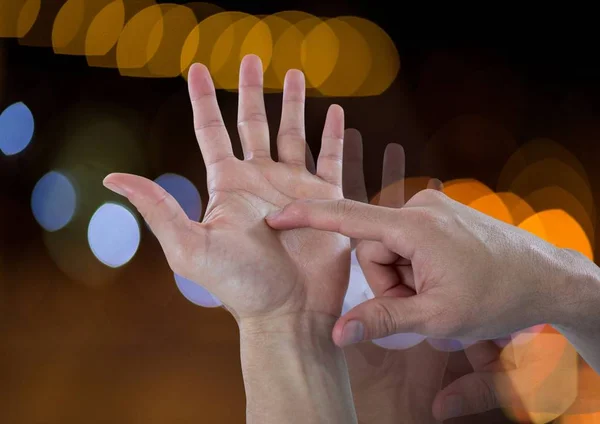 Mãos contando com fundo bokeh luz cintilante — Fotografia de Stock