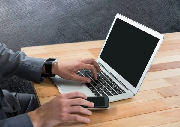 Бізнесмен, використовуючи ноутбук на столі — стокове фото