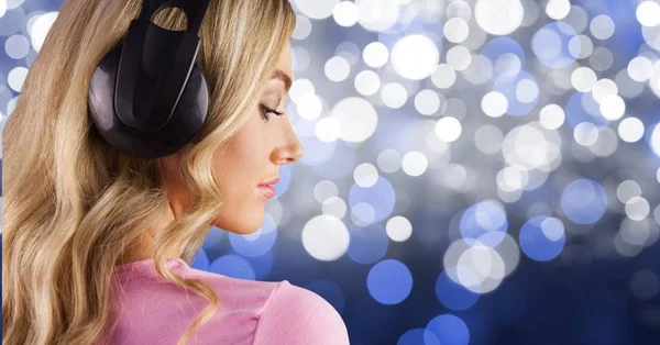 Szőke hajú lány listenning zene hát-hoz-a fénykép-val kék háttér fejhallgató — Stock Fotó