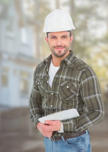 Trabajador de la construcción con carta de la pluma en frente del sitio de construcción —  Fotos de Stock