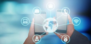 adam ve cep telefonları tutan kadın