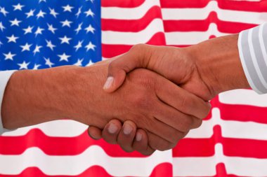 Kurumsal erkekler el sıkışma yapıyor