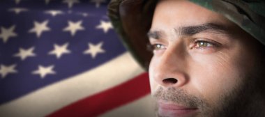 Amerikan bayrağı karşı düşünceli asker