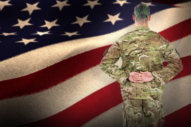 eller arkasına ile ayakta asker