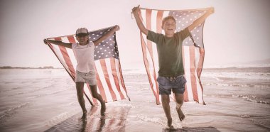 Amerikan bayrağı sahilde çekici çocuklar