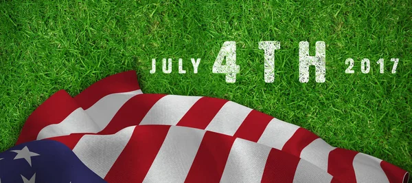 Gelukkige 4 van juli tekst tegen gras — Stockfoto