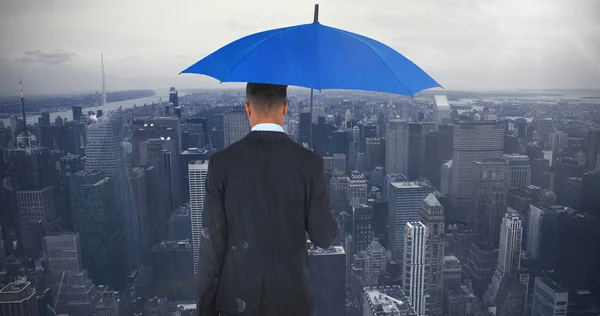 Podnikatel, nesoucí modrý deštník a Aktovky — Stock fotografie