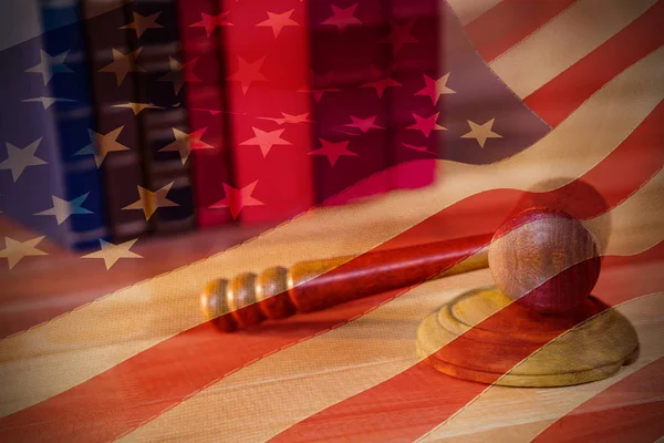 Ahşap hakimler tokmak karşı Amerikan bayrağı — Stok fotoğraf