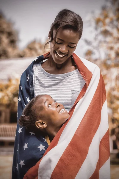 Mère et fille enveloppées dans le drapeau américain — Photo