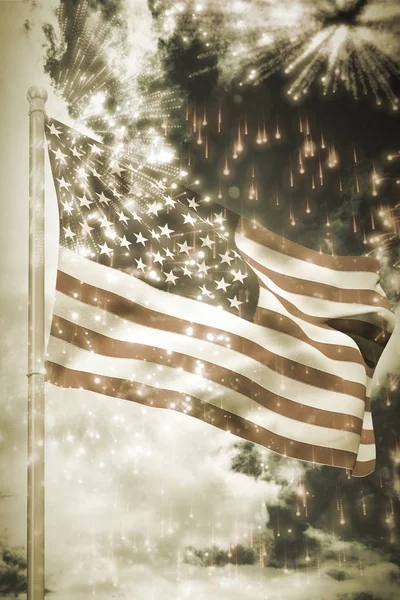 Obloha a mraky proti americké vlajky — Stock fotografie