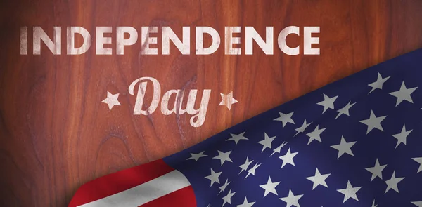 С Днем независимости текст с американским флагом — стоковое фото