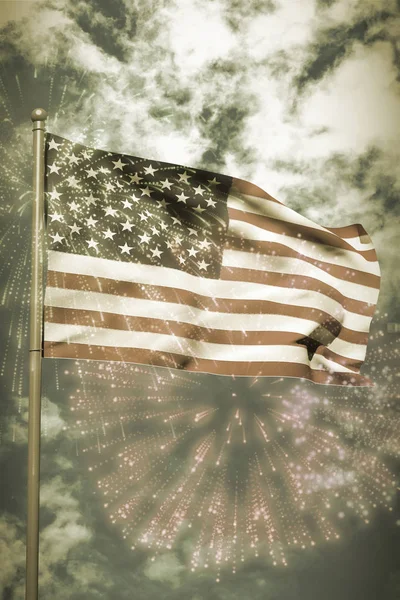 Himmel und Wolken gegen amerikanische Flagge — Stockfoto