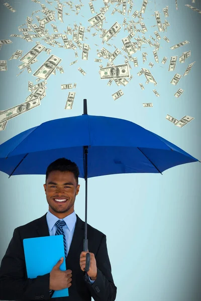 Homme d'affaires tenant parapluie bleu et dossier — Photo