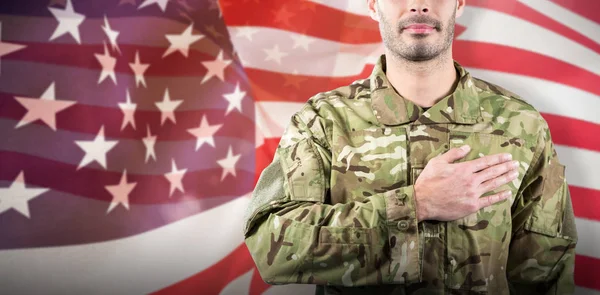 Katona vesz eskü ellen usa zászló — Stock Fotó