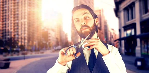 Бізнесмен ріже бороду через ножиці — стокове фото