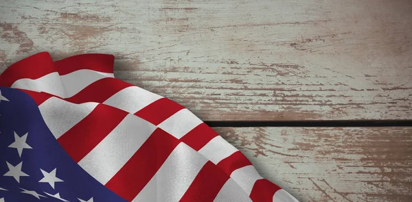Gyűrött amerikai zászló elleni fa falburkolatok — Stock Fotó