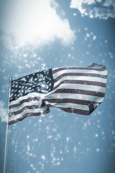 Himmel und Wolken amerikanische Flagge — Stockfoto