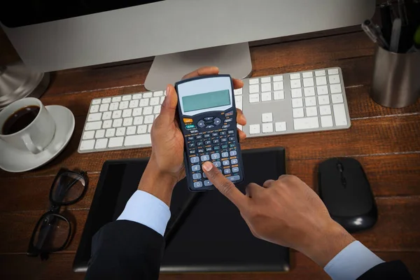 Руки бизнесмена с помощью калькулятора — стоковое фото