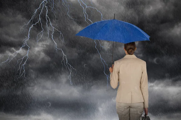 Podnikatelka účetní modrý deštník — Stock fotografie