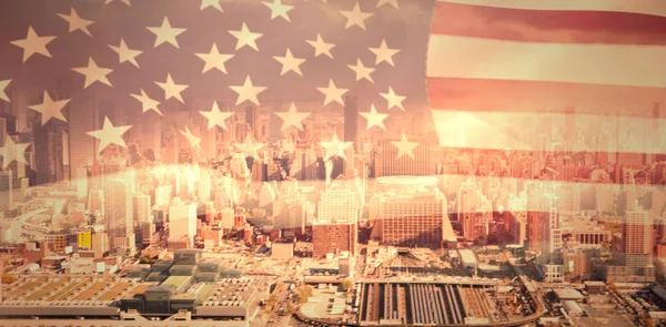 Amerika flaggan mot utsikt över stadsbilden — Stockfoto