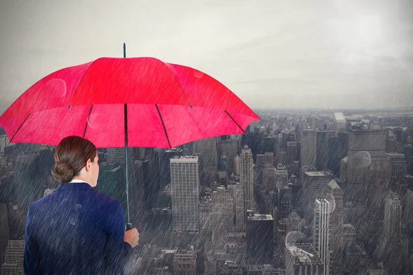 Podnikatelka účetní červený deštník — Stock fotografie