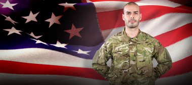 arkasından el ile ayakta asker