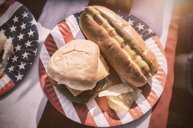 Sosisli sandviç ve hamburger ile Amerikan Öğle Yemeği