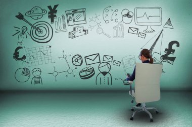 sandalyede otururken telefon kullanarak iş kadını