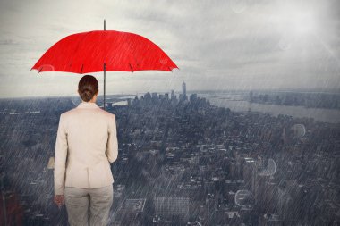 kadın yönetici taşıyan kırmızı şemsiye