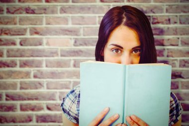 kadın kitap gizleme