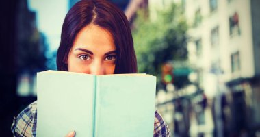 kadın kitap gizleme