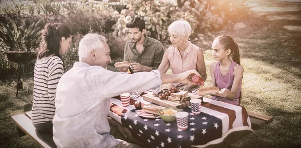 Szczęśliwa rodzina ma piknik — Zdjęcie stockowe