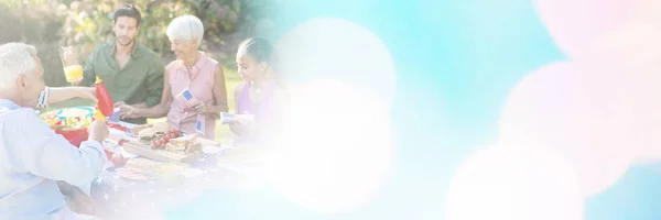 Familia feliz teniendo picnic — Foto de Stock