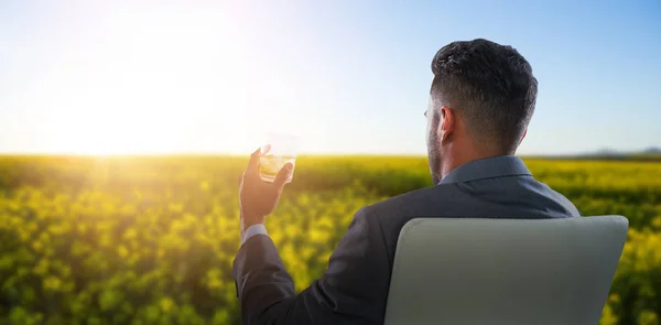 Geschäftsmann mit Whisky-Glas — Stockfoto