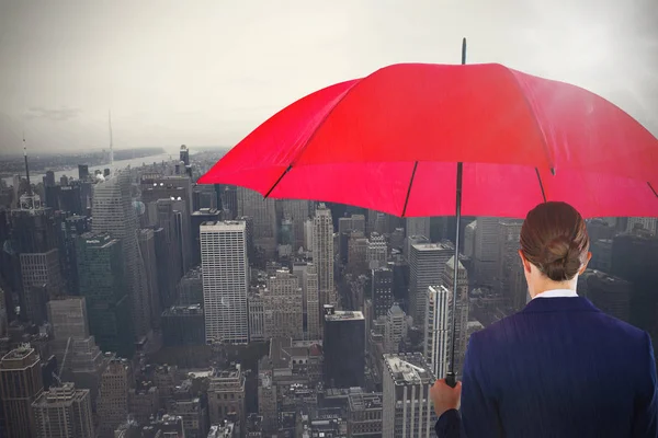 Podnikatelka hospodářství červený deštník — Stock fotografie