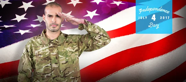 Soldado saludando contra bandera de América — Foto de Stock