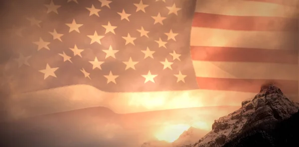 Egyesült Államok zászló ellen hegyre — Stock Fotó