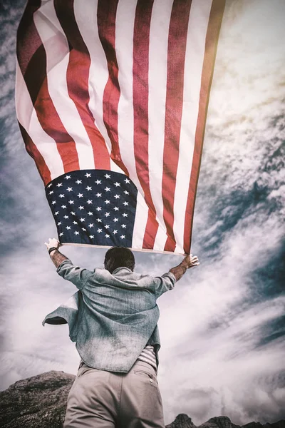 Man met Amerikaanse vlag — Stockfoto