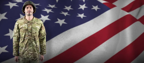 Retrato de um soldado confiante em pé — Fotografia de Stock