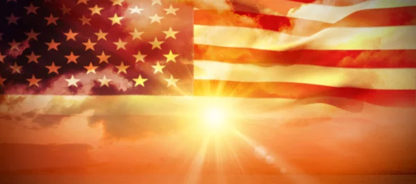 Vifta med amerikanska flaggan mot soluppgången — Stockfoto