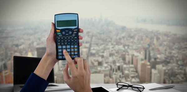 Manos de mujer de negocios utilizando la calculadora —  Fotos de Stock