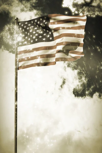 Небо и облака против американского флага — стоковое фото