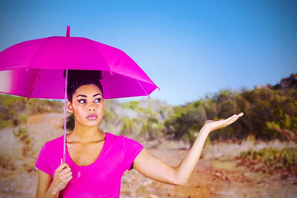 Kobieta przeprowadzanie różowy parasol — Zdjęcie stockowe