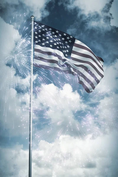 Himmel und Wolken gegen amerikanische Flagge — Stockfoto